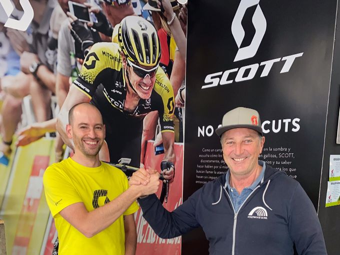 CHUS PURAS APUESTA POR SCOTT. Chus Puras recoge en ciclos Moure , distribuidor oficial para la provincia de ourense, su genius eride 900 tuned ... la bici eléctrica top de la marca. El 8 veces campeón de España y bicampeón del mundo de rallies F2 y GrN, ha podido probarla con amigos en tierras de Ourense y Vigo. 